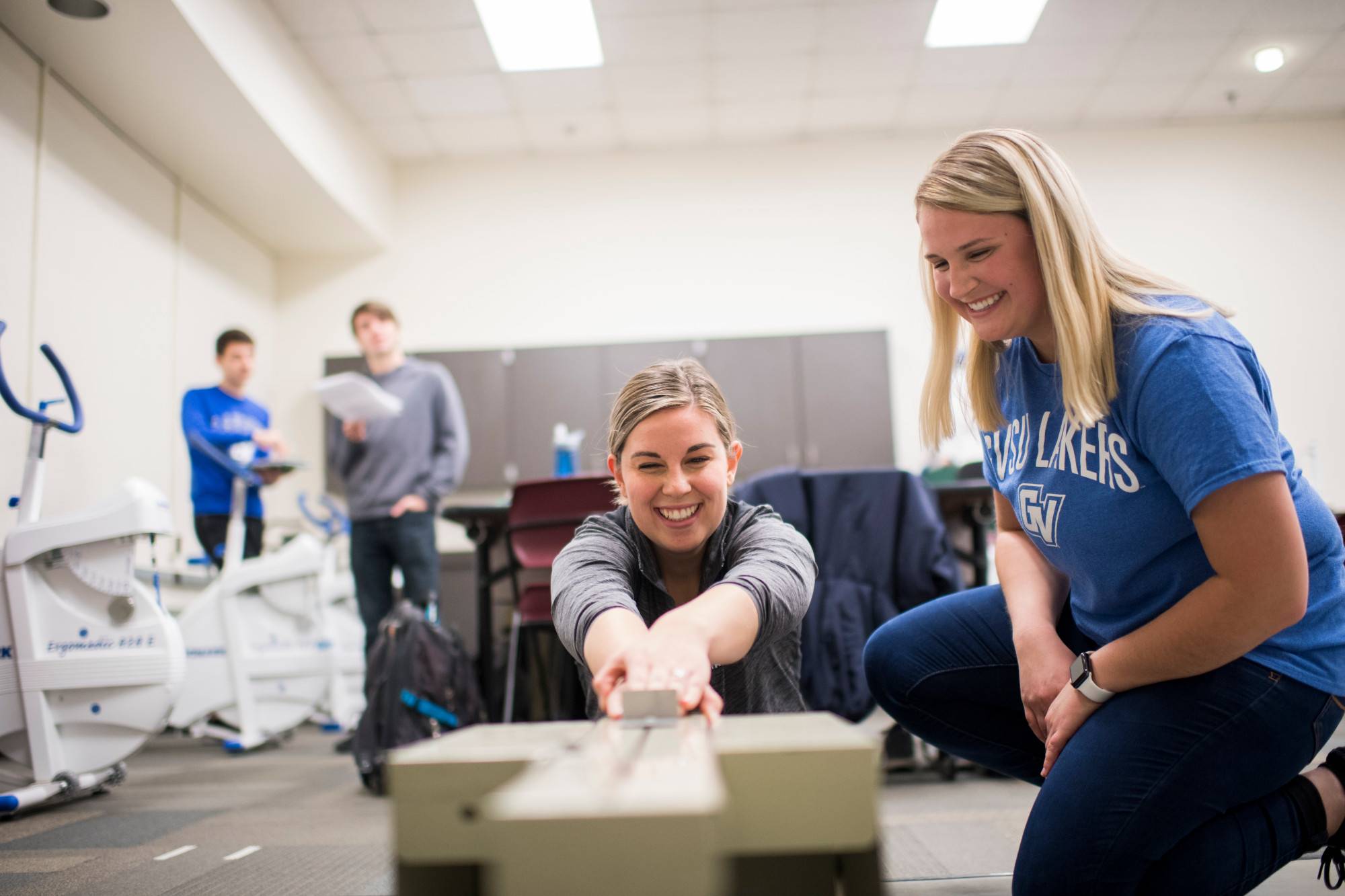 GVSU movement science student working in an exercise science lab.